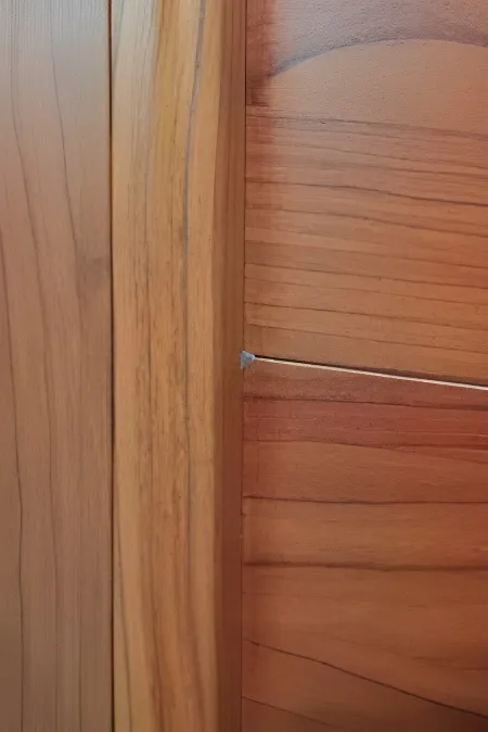Puerta acanalada, color simil cedro (detalle)