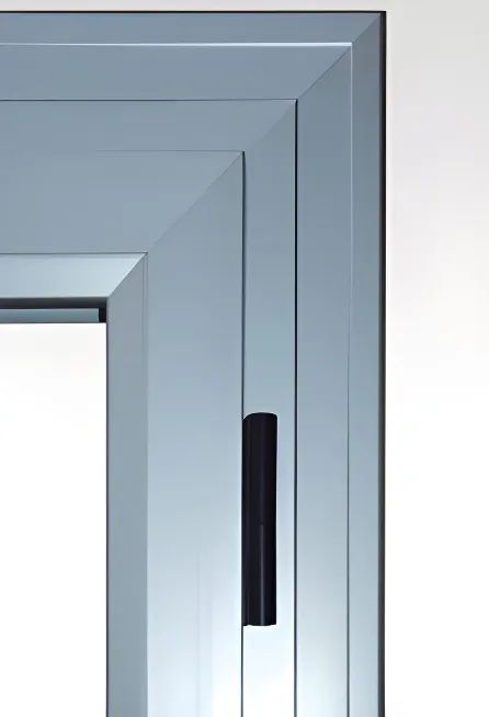 Ventana patagónica rebatible con paño fijo, color anodizado natural (detalle)