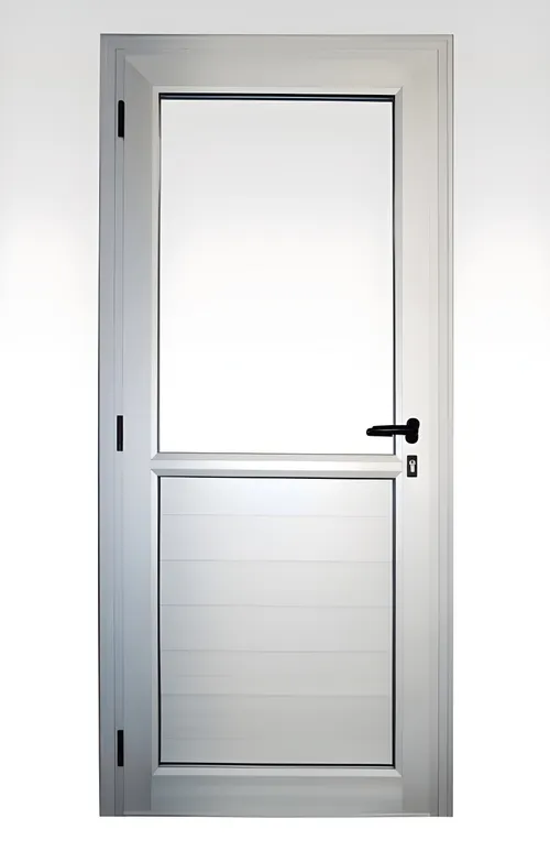 Puerta mitad vidrio, mitad revestimiento, color anodizado natural