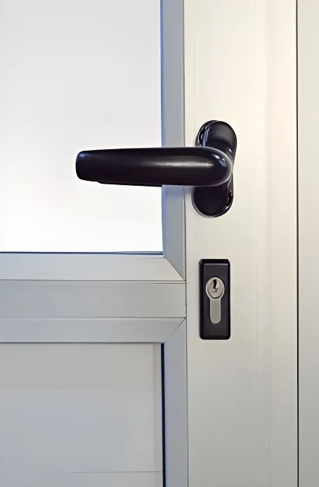 Puerta mitad vidrio, mitad revestimiento, color anodizado natural (detalle)