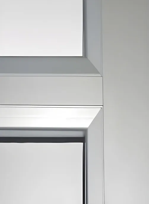 Puerta revestimiento con paño fijo superior, color anodizado natural (detalle)
