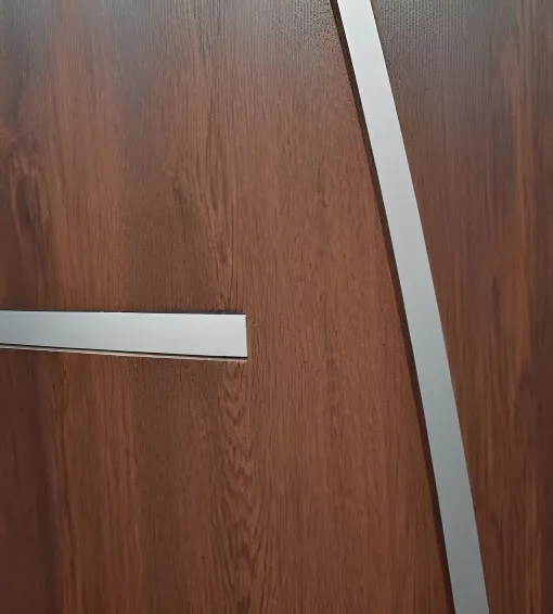 Puerta panel Chantel (diseño curvo), color nogal (detalle)