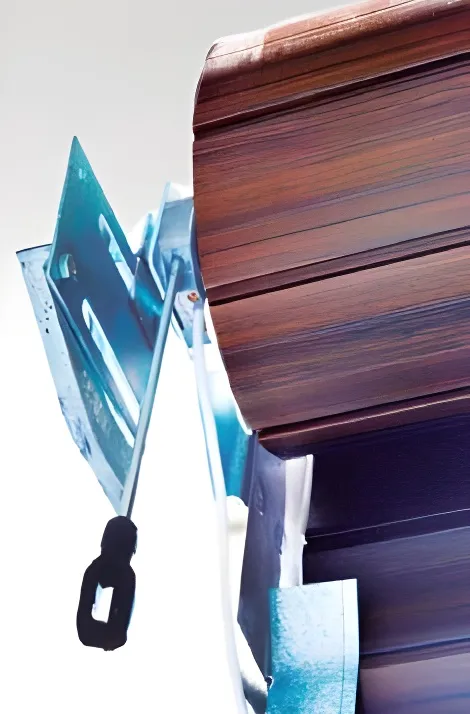 Portón enrollable lama 77mm, color símil madera (detalle)