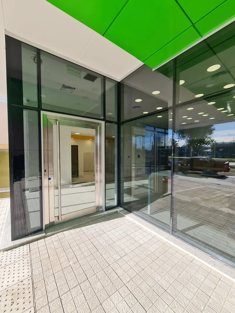 Piel de vidrio y aluminio negro en el acceso del Banco de La Pampa, Santa Rosa
