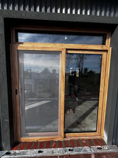 Ventana corrediza de PVC Turner con mosquitero y paño fijo superior
