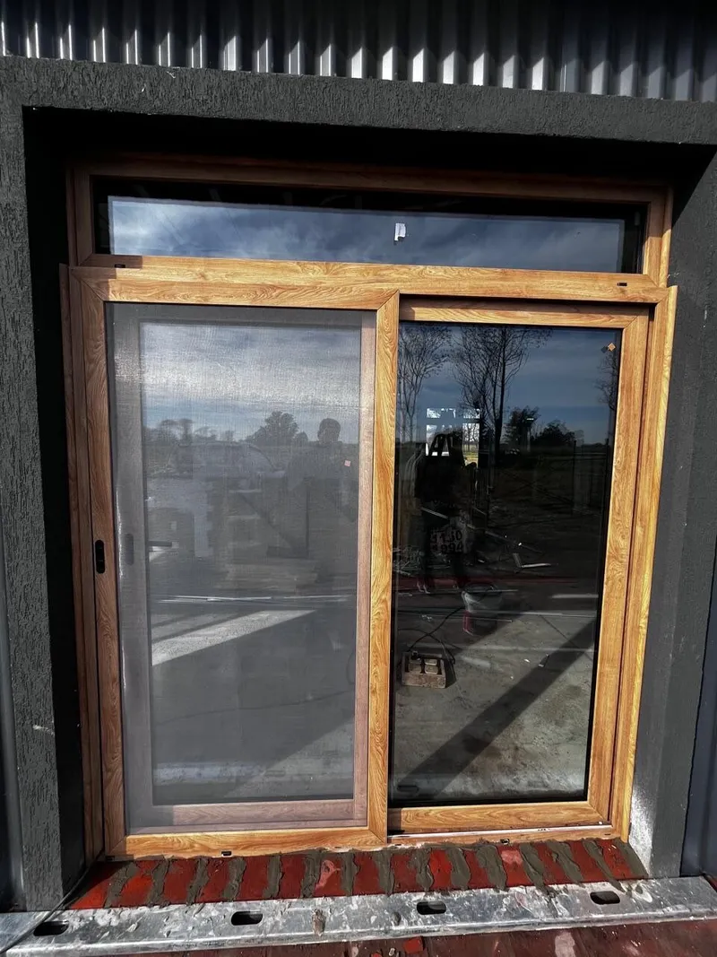 Ventana corrediza de PVC Turner con mosquitero y paño fijo superior
