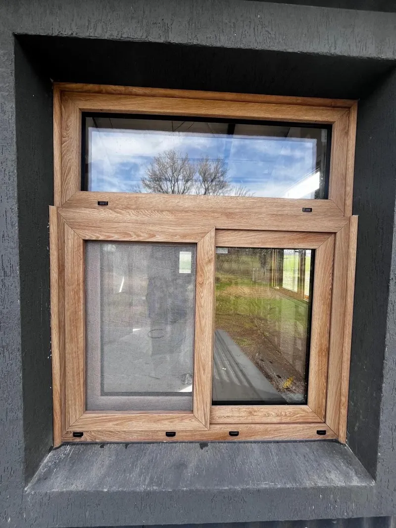 Ventana corrediza cuadrada de PVC Turner con mosquitero y banderola fija