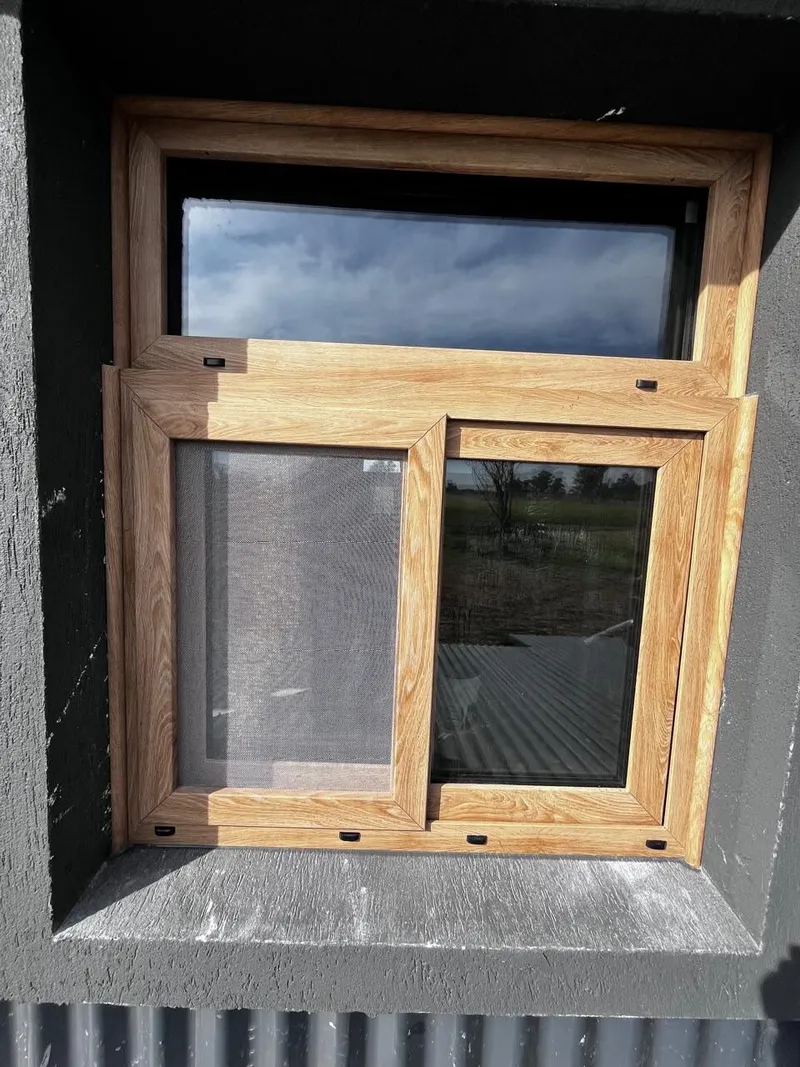 Detalle de una ventana corrediza de PVC Turner con mosquitero