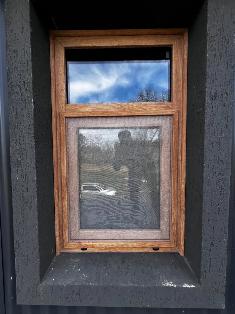 Ventana chica de PVC Turner con mosquitero y banderola fija en el baño