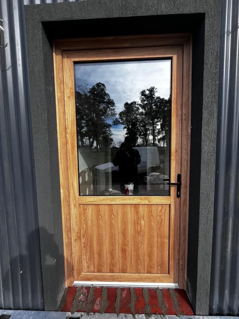 Puerta de PVC Turner con paño de vidrio y zócalo ciego