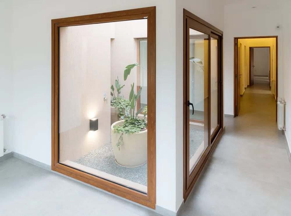 Ventanas de PVC Roble dorado al patio interno de una casa en Santa Rosa