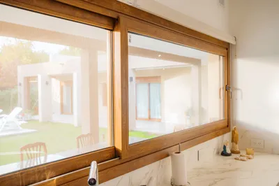 Ventana corrediza apaisada de PVC Roble dorado sobre la mesada