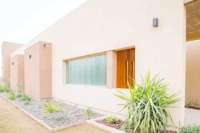Fachada con ventana apaisada y puerta de PVC Roble dorado en Santa Rosa