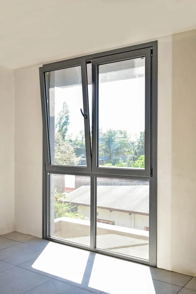 Ventana oscilobatiente de PVC Titanium con dos paños fijos inferiores