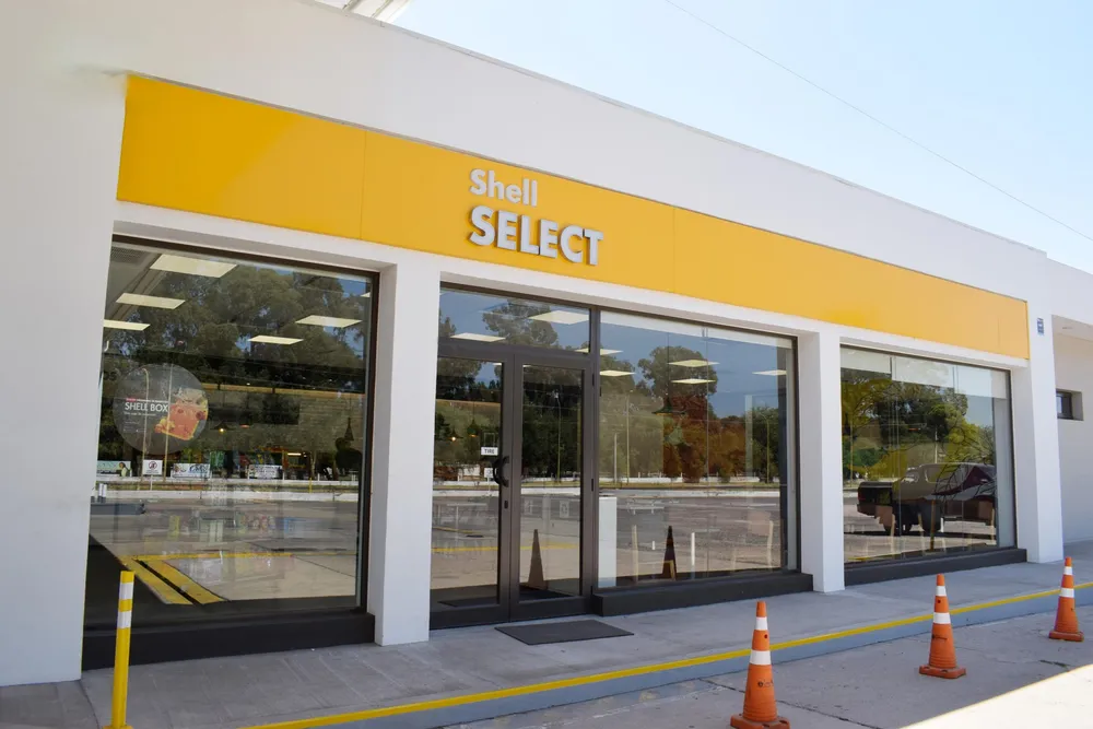 Frente vidriado del Shell Select con carpintería de aluminio bronce colonial en General Pico