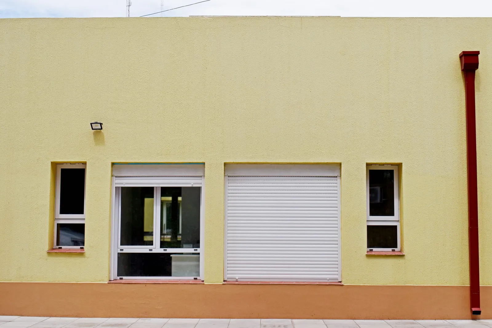 Fachada del hospital con ventanas de aluminio modena blanco y cortina de enrollar en General Pico