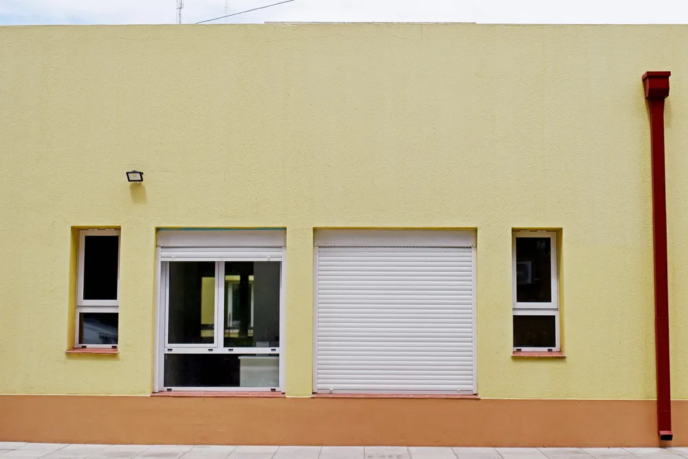 Fachada del hospital con ventanas de aluminio modena blanco y cortina de enrollar en General Pico