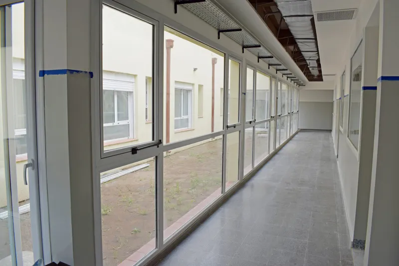 Galería vidriada con paños fijos de aluminio modena blanco hacia el patio interno