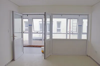 Puertas de aluminio modena blanco de doble hoja en el acceso al patio del hospital