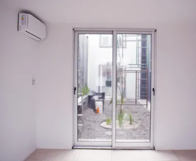 Puerta ventana corrediza de aluminio blanco con salida al patio