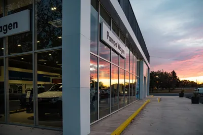 Lateral del concesionario y perfilería de aluminio al atardecer