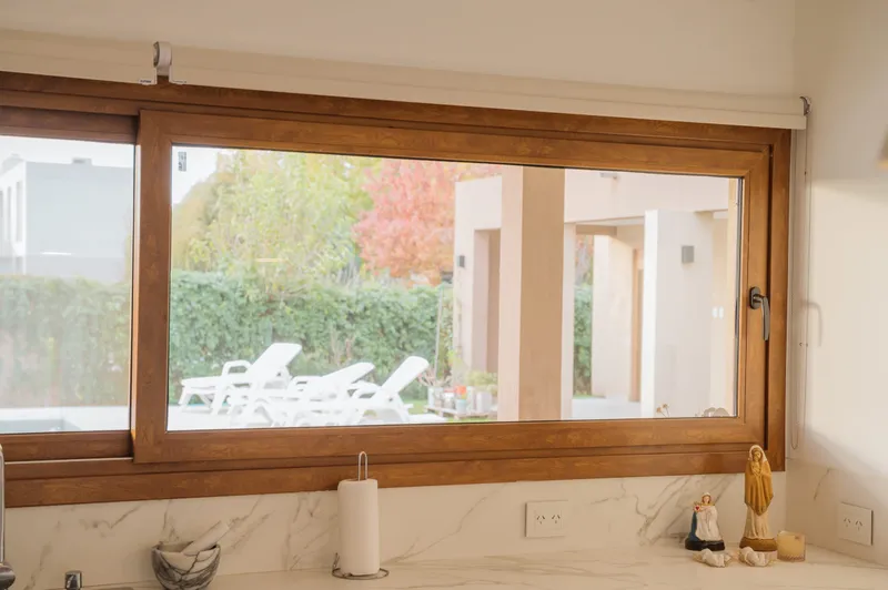 Ventana corrediza de PVC Roble dorado con vista a la galería
