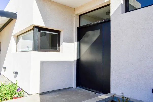 Puerta de entrada y ventana esquinera de aluminio anodizado negro en General Pico
