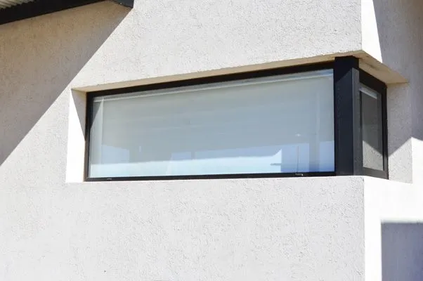 Ventana esquinera apaisada de aluminio anodizado negro