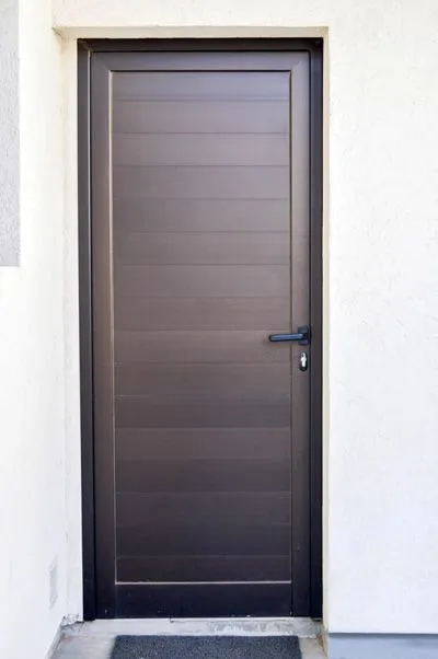 Puerta de servicio ciega de aluminio anodizado negro