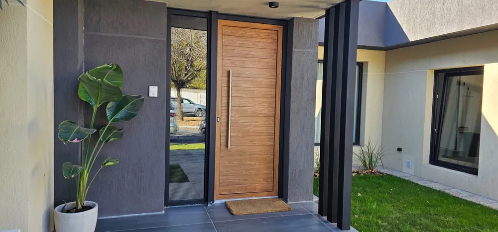 Puerta de entrada de PVC Winchester con paño fijo lateral negro mate en General Pico