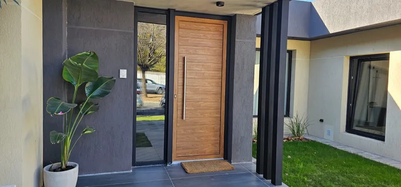 Puerta de entrada de PVC Winchester con paño fijo lateral negro mate en General Pico