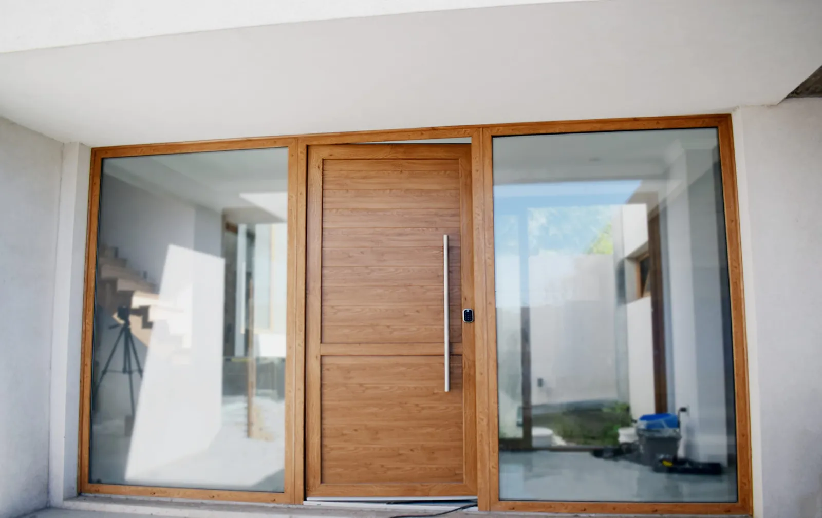 Puerta de PVC Winchester con paños fijos laterales en 30 de Agosto