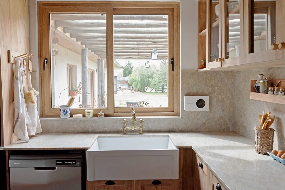 Ventana de PVC Turner sobre la bacha de la cocina en Trenque Lauquen