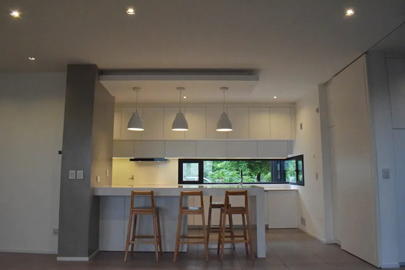 Cocina y comedor con aberturas de PVC negro mate en una casa de General Pico