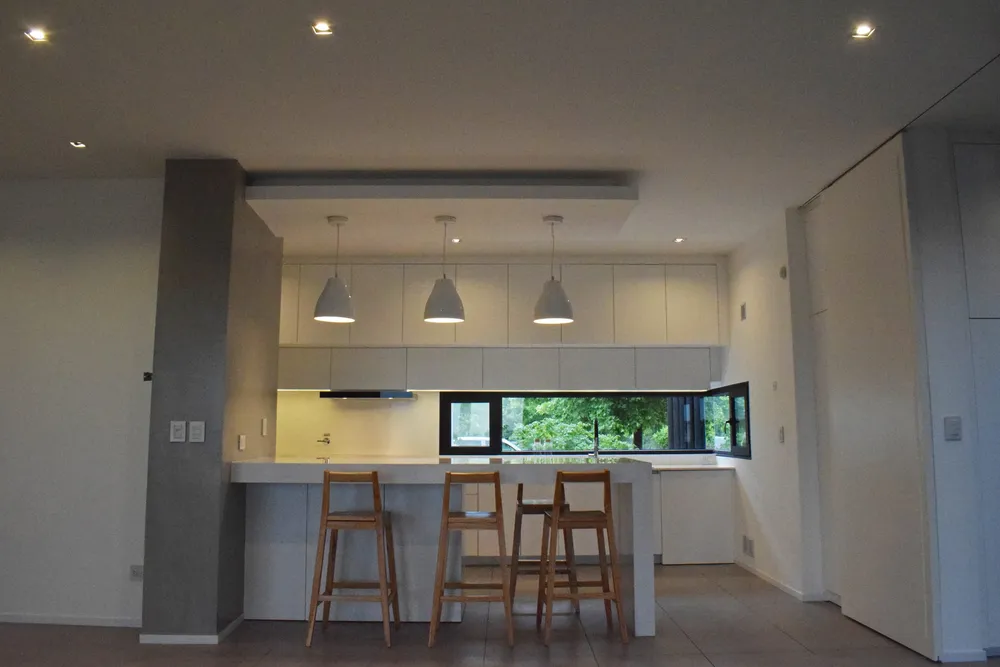 Cocina y comedor con aberturas de PVC negro mate en una casa de General Pico