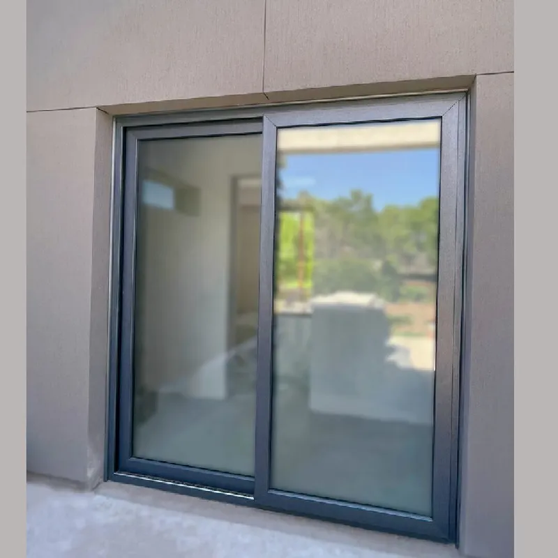 Ventana corrediza de PVC Titanium con vidrio DVH sobre revestimiento gris