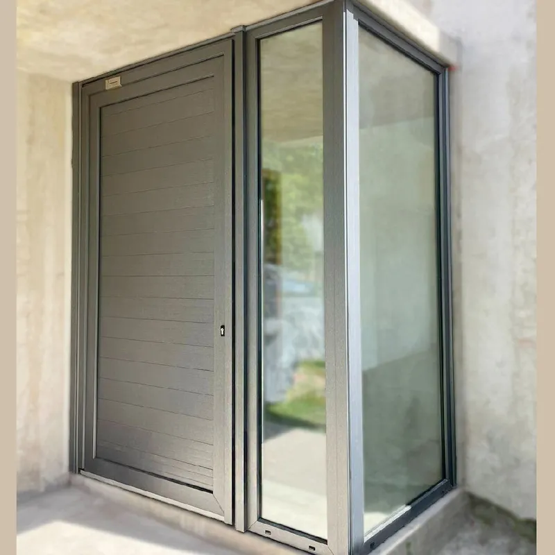 Puerta de PVC Titanium con hoja ciega tablillada y paño fijo lateral vidriado