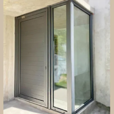Puerta de PVC Titanium con hoja ciega tablillada y paño fijo lateral vidriado